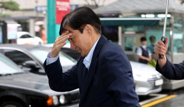 조국 법무부 장관 후보자가 9월4일 출근하고 있다. 한겨레 박종식 기자