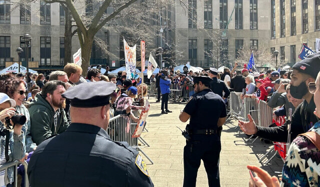 Pro- and anti-Trump ralliers stand outside the courthouse in downtown New York where Trump appeared for his arraignment on April 4, 2023. (Lee Bon-young/The Hankyoreh)