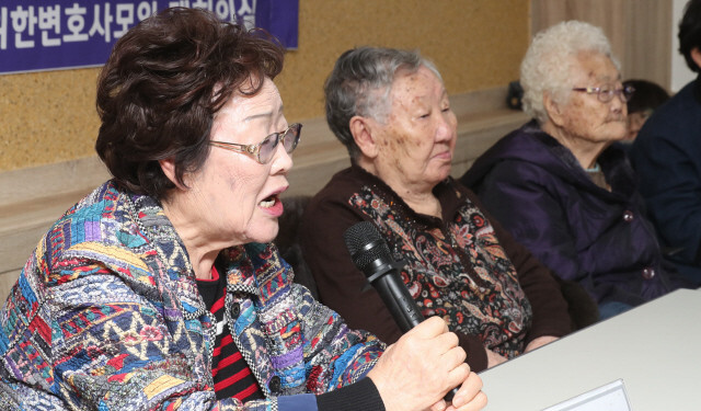 Former comfort woman Lee Yong-su (far left) speaks during a press conference at the headquarters of MINBYUN – Lawyers for a Democratic Society in Seoul in November 2019. (Baek So-ah, staff photographer)