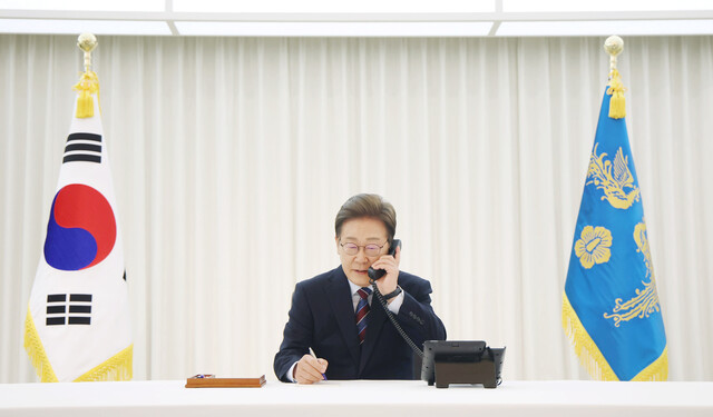 Le président Lee Jae -myung tient un receveur pour passer un appel téléphonique avec le président américain Donald Trump à la résidence de Hannam -dong, Séoul le 6. Photographe présidentiel