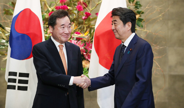 South Korean Prime Minister Lee Nak-yeon shake hands with Japanese Prime Minister Shinzo abe in Tokyo on Oct. 24. (Yonhap News)