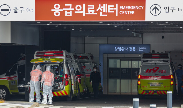 17일 오후 코로나19 전담병원인 서울 중랑구 서울의료원 감염병 전문 응급센터 주차장이 119 구급차로 붐비고 있다. 연합뉴스