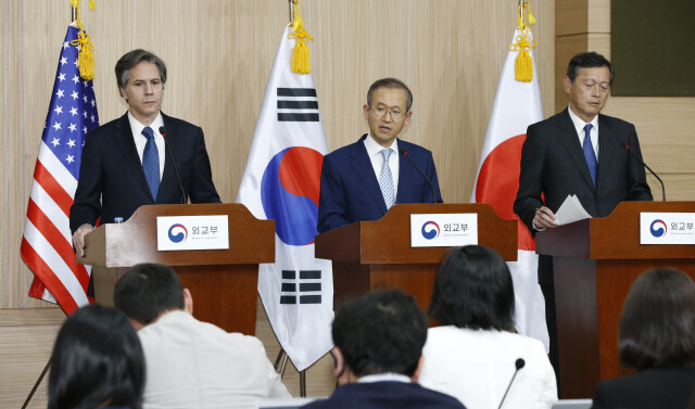 South Korean First Vice Minister of Foreign Affairs Lim Sung-nam (center)