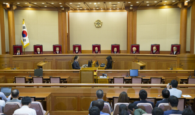 2016년 7월28일 헌법재판관들이 서울 종로구 헌법재판소에서 군형법상 추행죄 조항 등에 대한 결정을 알리기 위해 나왔다. 이날의 합헌 결정에 대해 앰네스티는 “평등에 대한 모독”이라고 논평했다. 한겨레 김성광 기자