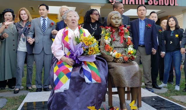 Former comfort woman Gil Won-ok, 93, waves to a comfort woman statue after placing a floral wreath on it during the statue’s unveiling ceremony in Annandale, Virginia, on Oct. 27. (photos by Hwang Joon-bum)