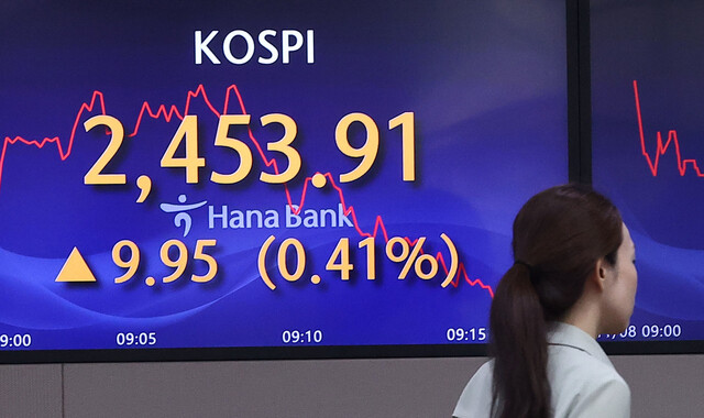 코스피가 전날보다 16.26p(0.67%) 오른 2460.22로 시작한 8일 오전 서울 중구 하나은행 본점 딜링룸에서 딜러들이 업무를 보고 있다.<br> 연합뉴스