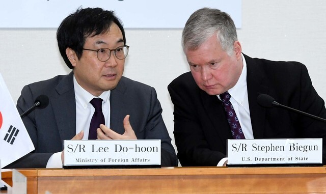 South Korean Special Representative for Korean Peninsula Peace and Security Affairs Lee Do-hoon (left) and US Special Representative for North Korea Stephen Biegun during a working-group meeting in Seoul on May 10, 2019. (photo pool)