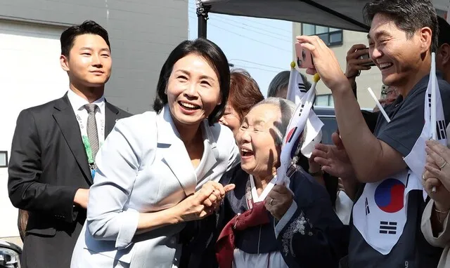 이 대통령 첫 순방길…김혜경 여사 ‘반 걸음 뒤’ 행보 눈길