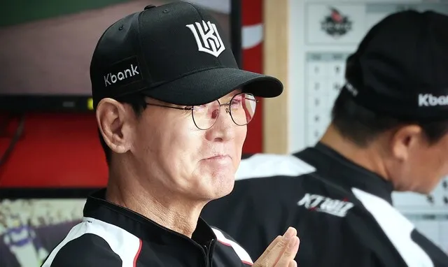 이강철 감독, KT와 3년 34억에 재계약…‘KBO 역대 최고액’