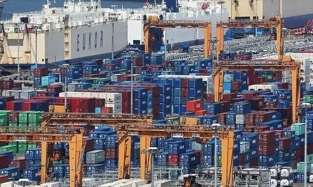 Freight containers await export at the Port of Pyeongtaek. (Yonhap)