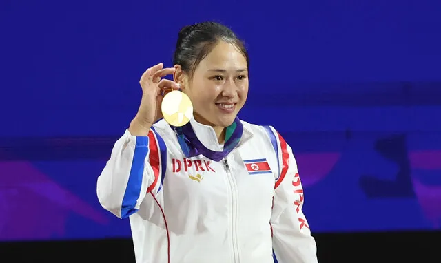 북한, AG 나흘 만에 첫 금·은·동…여자 역도 리성금, 세계신기록
