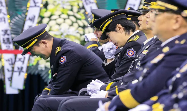 [포토] 오열하는 동료들, 고개 떨군 추미애…순직 소방위 영결식