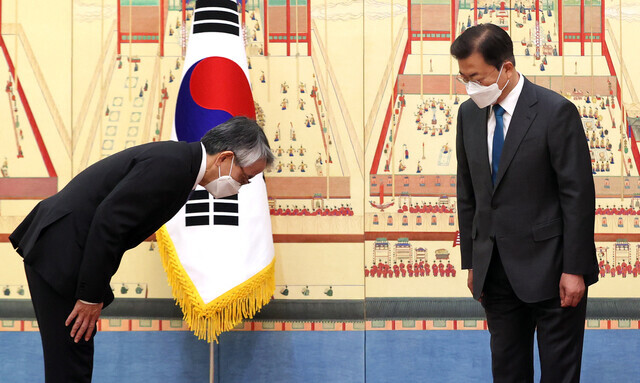 South Korean President Moon Jae-in greets Japanese ambassador to South Korea Koichi Aiboshi at the Blue House after posing for a picture together Wednesday. (Yonhap)