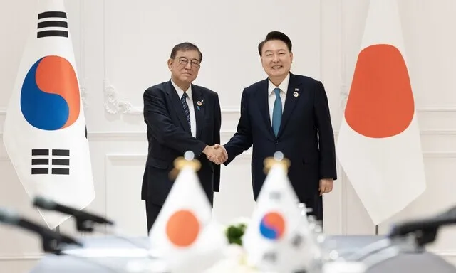 윤석열 대통령이 지난해 10월10일(현지시각) 라오스 비엔티안의 한 호텔에서 열린 한-일 정상회담에서 이시바 시게루 일본 신임 총리와 악수하고 있다. 연합뉴스