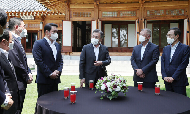 President Moon Jae-in talks with the leaders of South Korea’s four leading conglomerates at the Blue House on June 2. From left to right are LG Group Chairman Koo Kwang-mo, SK Group Chairman Chey Tae-won, Hyundai Motor Group Chairman Chung Eui-sun and Samsung Electronics Vice Chairman Kim Ki-nam. (Yonhap News)