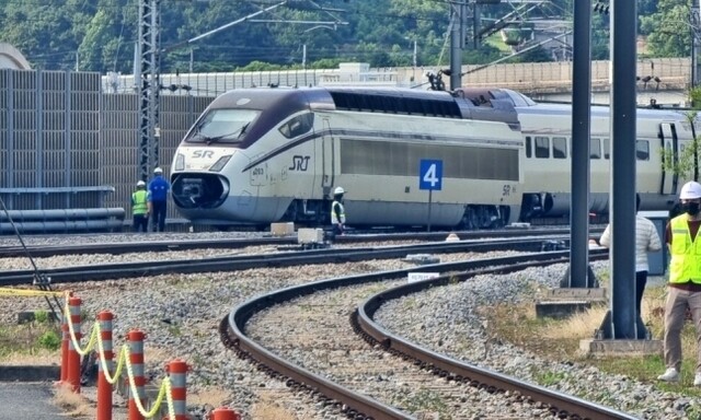 철도 관계자들이 1일 오후 대전조차장역 구간에서 탈선한 부산발 수서행 에스아르티(SRT) 고속열차의 전동차 상태를 살피고 있다. 이 열차는 이날 오후 3시24분 탈선해 승객 11명이 다쳤다. 독자 제공