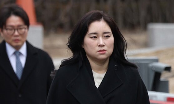 내란죄 피고인 윤석열 대통령 대라인단인 김계리 변호사가 25일 서울 종로구 헌법재판소에서 열린 윤석열 대통령의 탄핵 심판 11차 변론에 출석하고 있다. 사진공동취재단