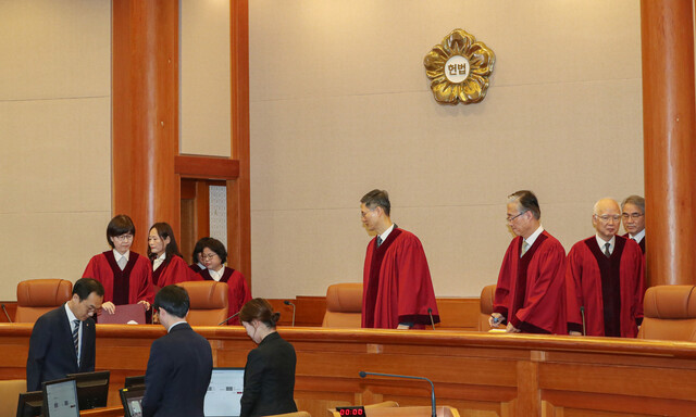 한덕수 국무총리의 탄핵심판 선고 날인 24일 서울 종로구 헌법재판소 심판정에 문형배 헌법재판소장 권한대행을 비롯한 재판관들이 입장하고 있다. 헌재는 이날 한 총리에 대한 국회의 탄핵소추를 기각했다. 공동취재사진