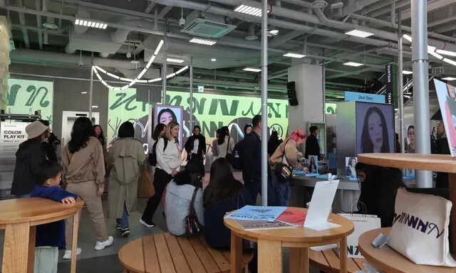 Seoul’s Seongsu neighborhood was bustling with foreign visitors on the afternoon of April 9, 2025. The area has become known for its shopping and pop-up stores. (Shin So-young/Hankyoreh)