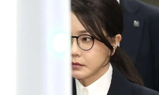 윤석열 전 대통령 부인 김건희 여사가 지난 12일 구속 전 피의자 심문(영장실질심사)을 마친 뒤 서울 서초구 서울중앙지법을 나서고 있다. 사진공동취재단