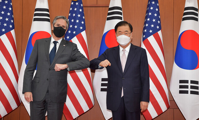 South Korean Foreign Minister Chung Eui-yong and US Secretary of State Antony Blinken bump elbows for the media before their meeting Wednesday at the foreign ministry in Seoul. (photo pool)