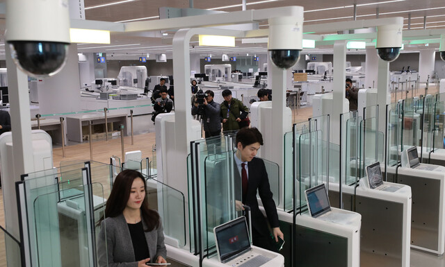 인천공항 제2여객터미널 자동 출입국심사 시스템. 연합