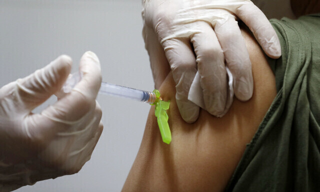 An individual receives a COVID-19 vaccine. (Kim Hye-yun/The Hankyoreh)