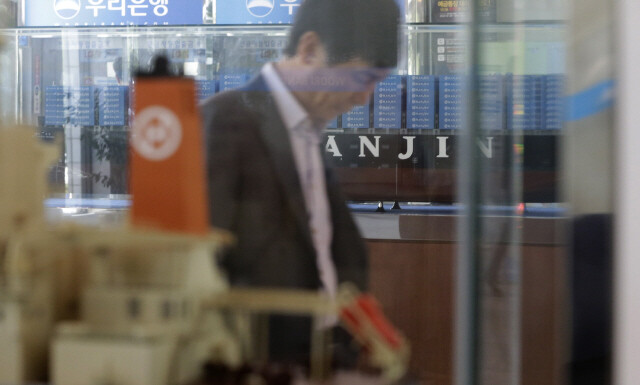 A staff member passes in front of Hanjin Shipping headquarters in Seoul’s Yeouido neighborhood