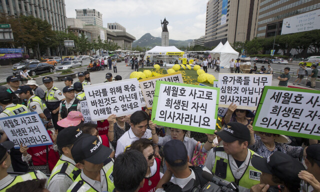 엄마부대봉사단 단원들이 18일 오전 서울 종로구 광화문광장에 설치된 ‘세월호 가족 단식 농성장‘ 앞에서 세월호 희생자 가족들의 단식 농성이 정치적 이익과 결부되어 있다고 주장하며 집회를 열고 있다. 김성광 기자 flysg2@hani.co.kr