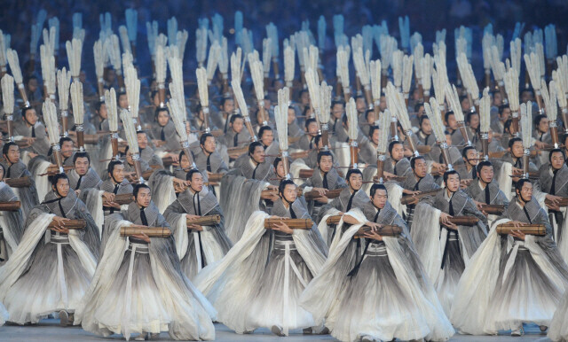 The opening ceremony of the 2008 Beijing Olympics take place under the direction of Zhang Yimou at the Beijing National Stadium (or Bird’s Nest) on Aug. 8, 2008. (Hankyoreh archive photo)