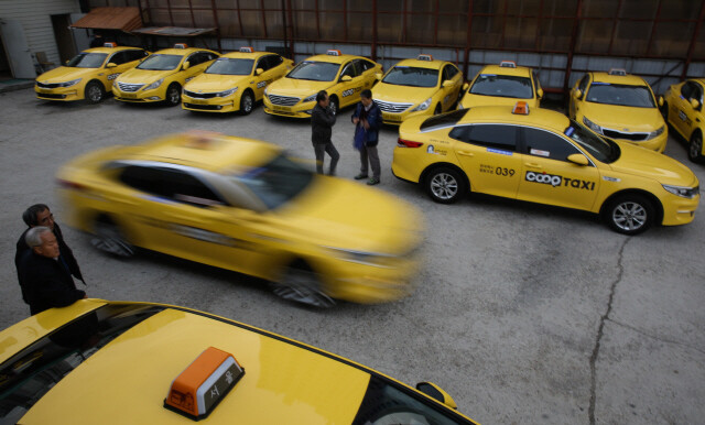교대 시간을 맞은 한국택시협동조합의 택시들이 서울 마포구 상암동 차고지를 오가고 있다. 택시기사들이 협동조합을 만들어 영업용 택시를 운영하는 모델을 전국으로 확대한다는 게 이들의 꿈이자 계획이다. 김진수 기자