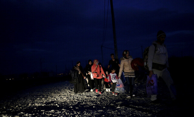 11월24일 그리스 국경을 넘어 마케도니아로 넘어온 난민들. REUTERS