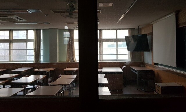 복도 창문 너머로 본 중학교 교실 모습. 방준호 기자