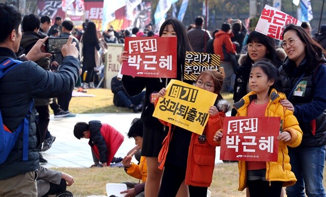 가족 단위, 동네 단위로 엄마들이 어린 자녀의 손을 잡고 촛불혁명의 거리를 누볐다. 지난 11월12일 제3차 촛불집회에 참여한 엄마와 아이들이 사진을 찍고 있다. 정용일 기자