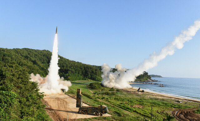 South Korea's Hyunmoo-2A (left) and USFK's ATACMS missiles are fired simultaneously during a joint missile exercise in July 2017. (provided by the Joint Chiefs of Staff)
