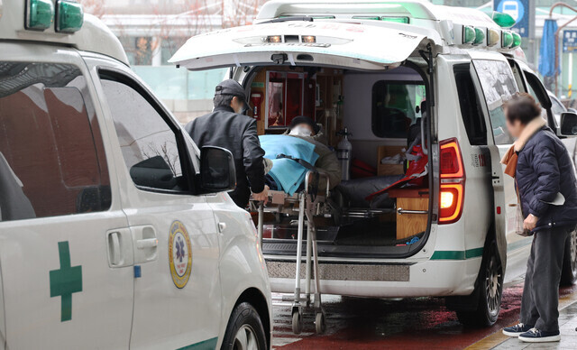 A patient arrives in an ambulance at a university hospital in Seoul on Feb. 21, 2024, as two-thirds of residents and interns have stopped showing up to work in protest of the government’s plan to increase medical school enrollment slots. (Yonhap)