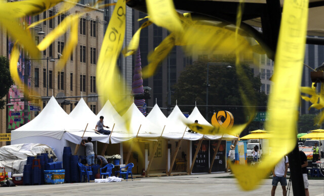  Sewol sinking victims’ families and volunteers do maintenance work on tents at Gwanghwamun Square in central Seoul