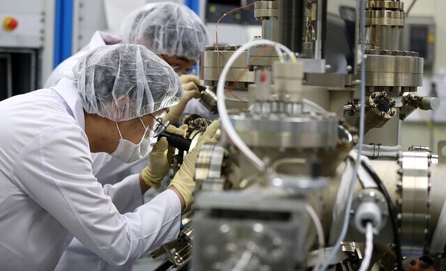 Researchers work in a lab at the Korea Institute of Science and Technology in Seoul. (Yonhap News)