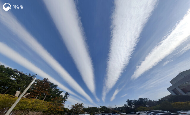 “Parallel Clouds” by Kim Do-won won a bronze prize at the 40th weather and climate photography competition organized by the Korea Meteorological Administration. (courtesy of the KMA)