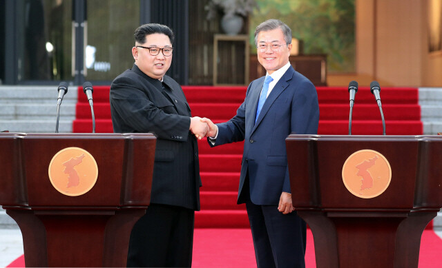 South Korean President Moon Jae-in and North Korean leader Kim Jong-un shake hands after announcing the Panmunjom Declaration on Apr. 27. (photo pool)