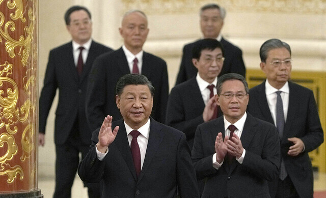 Xi Jinping arrives at the Great Hall of the People in Beijing, China, along with the new members of the Politburo Standing Committee on Oct. 23. (Yonhap)