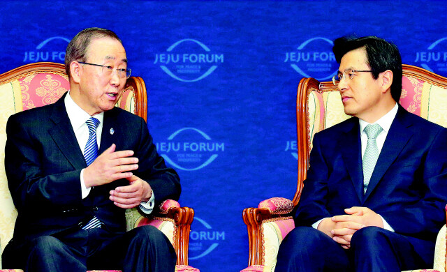 UN Secretary General Ban Ki-moon (left) talks with Prime Minister Hwang Kyo-ahn at the Jeju Forum held at Jeju International Convention Center in Seogwipo