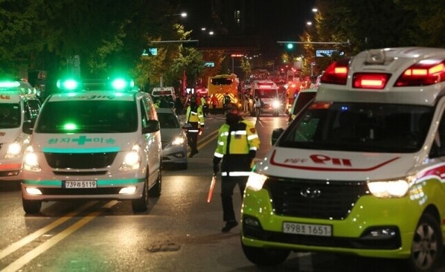 10월29일 밤 이태원 참사에서 부상자들이 병원으로 후송되고 있다. 연합뉴스