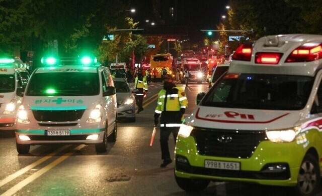Ambulances transport those injured in the Oct. 29 crowd crush in Itaewon to hospitals. (Yonhap)