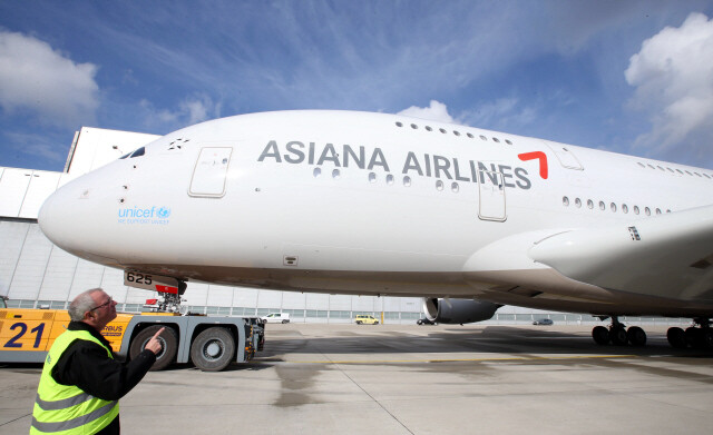 아시아나항공 A380 1호기가 2014년 3월26일 독일 함부르크 에어버스 도색공장에서 도색을 완료하고 격납고를 빠져나오고 있다. 아시아나항공은 재무 부담에도 불구하고 A380 4기를 도입했다. 사진공동취재단