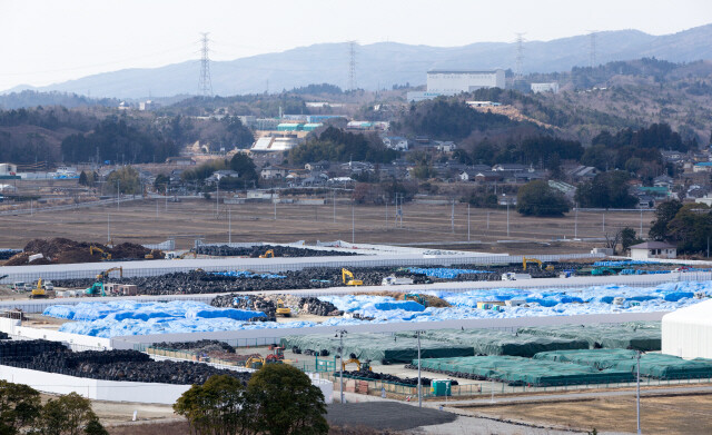 방사능 청소 쓰레기는 ‘플레콘백’에 담는데, 후쿠시마 전역에서 거대한 ‘플레콘백 들판’을 볼 수 있다.