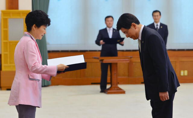 2015년 6월18일 박근혜 대통령한테서 임명장을 받으며 인사하는 황교안 국무총리. 청와대사진기자단