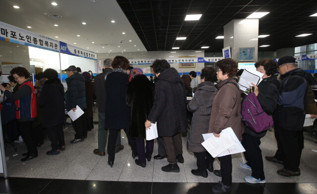 Elderly South Koreans attend a job fair for senior citizens at the Mapo District Office in Seoul in February 2016. South Korea’s over-65 population is expected to exceed 10 million by 2025. (Shin So-young