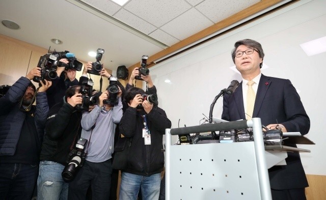 Kim Ji-hyung, chair of Samsung’s legal compliance oversight committee, holds a press conference in Seoul on Jan. 9. (Baek So-ah, staff photographer)