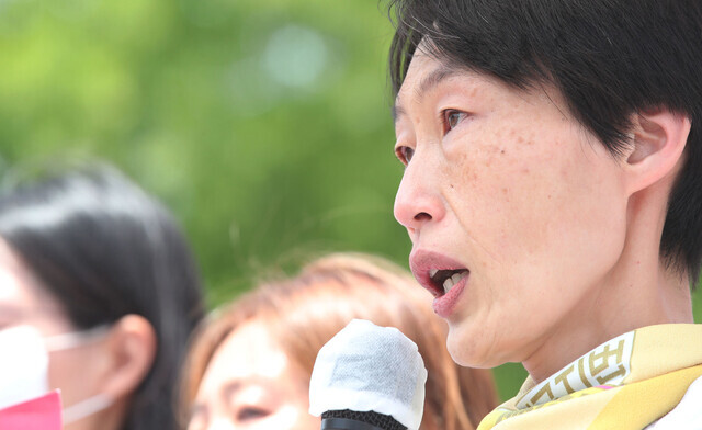 Miryu, an activist who has been on a hunger strike for 46 days urging the legislation of an anti-discrimination act, speaks at a press conference outside the National Assembly building on May 26. (Bae So-ah/The Hankyoreh)